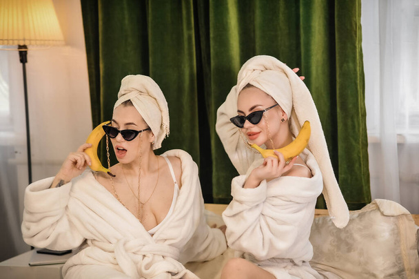 kauniit nuoret naiset kylpytakit ja kylpytakki pyyhe käsissään - Valokuva, kuva