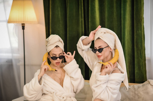 Две молодые девушки с полотенцем на голове - Фото, изображение