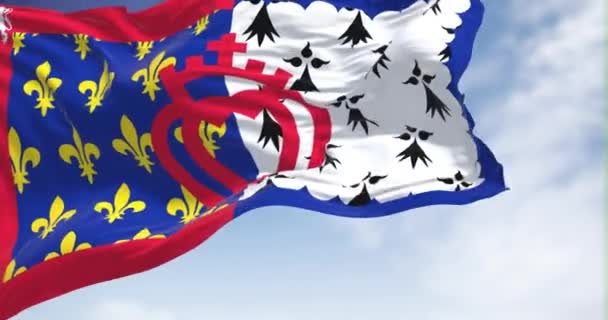 Vlajka francouzského regionu Pays de la Loire vlaje za jasného dne. Francouzská správní oblast. Bezešvé smyčky ve zpomaleném pohybu - Záběry, video