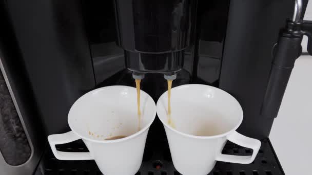 Café acabado de fazer preparado pela máquina de café em uma xícara de vidro. Café preto. Imagens 4k de alta qualidade - Filmagem, Vídeo