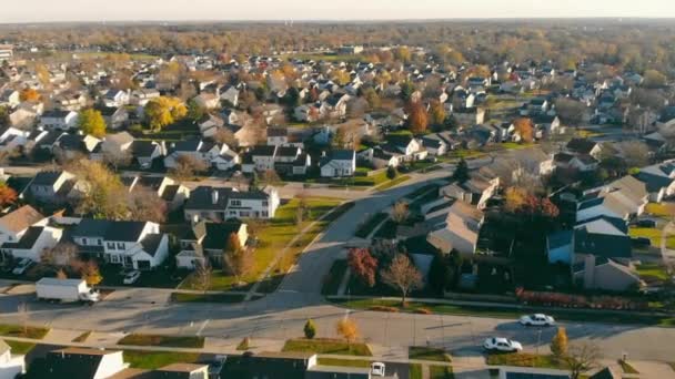 Sonbaharda Illinois 'de küçük bir köye uçmak. Güzel bir sonbahar, evlerin yakınında düşen yapraklar. Amerika 'da güzel arazi evleri ve sokaklar - Video, Çekim