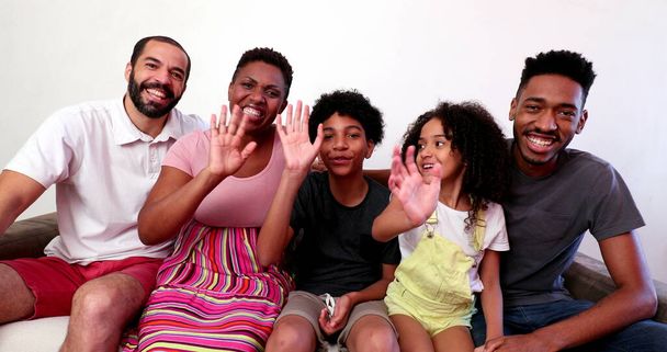 Mieszana rodzina rasowa mówiąca w wideo komunikacji na odległość. międzyrasowa para i dzieci - Zdjęcie, obraz
