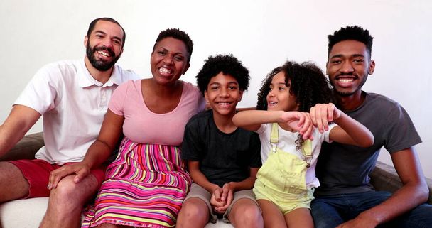 Mieszana rodzina rasowa mówiąca w wideo komunikacji na odległość. międzyrasowa para i dzieci - Zdjęcie, obraz