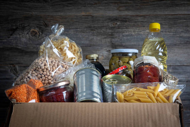 Volunteer with box of food for poor . Ramazan kolisi . Donation concept - Foto, Imagen