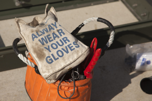 φοράτε πάντα σας γάντια Ηλεκτρολόγοι εργασία τσάντα - Φωτογραφία, εικόνα