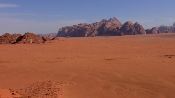 Gyönyörű kilátás nyílik a Wadi Rum sivatag a Hashemite Királyság Jordán, más néven a Hold völgye - Felvétel, videó