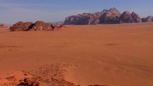 Beautiful view of Wadi Rum desert in the Hashemite Kingdom of Jordan, also known as The Valley of Moon - Imágenes, Vídeo