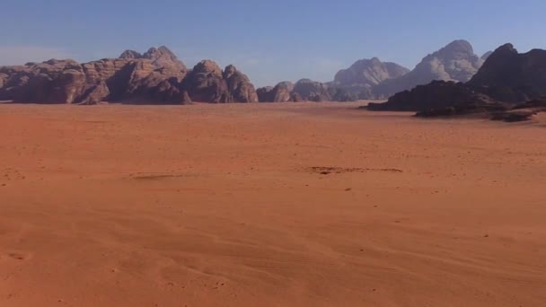 Beautiful view of Wadi Rum desert in the Hashemite Kingdom of Jordan, also known as The Valley of Moon - Materiał filmowy, wideo