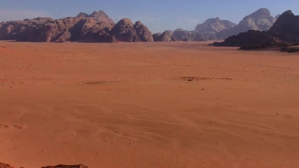 Gyönyörű kilátás nyílik a Wadi Rum sivatag a Hashemite Királyság Jordán, más néven a Hold völgye - Felvétel, videó