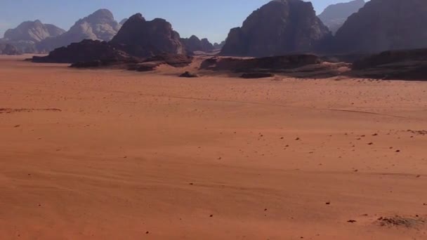 Schöne Aussicht auf die Wüste Wadi Rum im Haschemitischen Königreich Jordanien, auch bekannt als das Tal des Mondes - Filmmaterial, Video