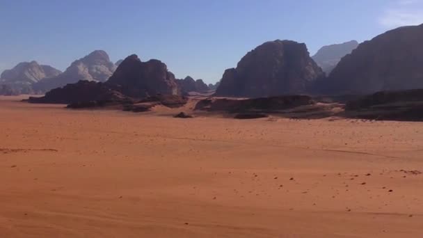 Schöne Aussicht auf die Wüste Wadi Rum im Haschemitischen Königreich Jordanien, auch bekannt als das Tal des Mondes - Filmmaterial, Video