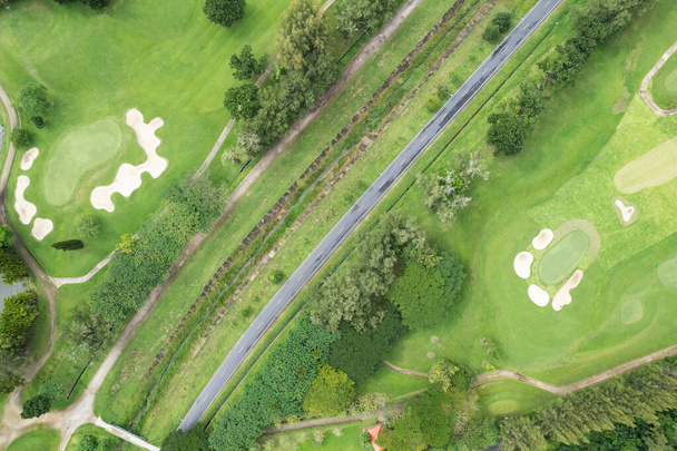 Εναέρια θέα με τηλεκατευθυνόμενο σουτ από όμορφο γήπεδο γκολφ υψηλής γωνίας θέα - Φωτογραφία, εικόνα