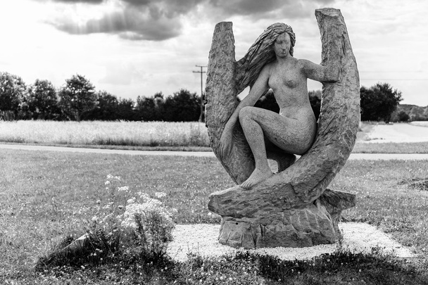 Estatua de mujer desnuda
 - Foto, imagen