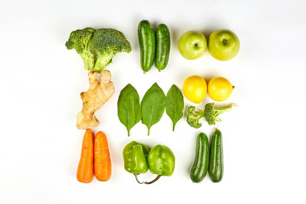 Beautiful and straight arrangement of fresh raw vegetables and f - Foto, afbeelding
