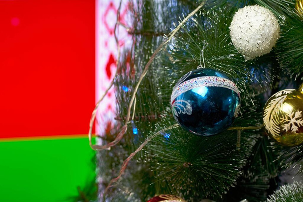 Decorated Christmas tree against the Belarus flag - Foto, afbeelding