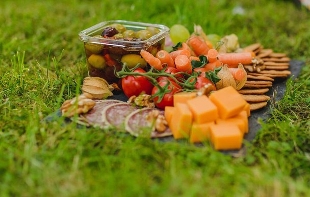 Asorti de fromage, tomates, salami, carottes et olives - Photo, image