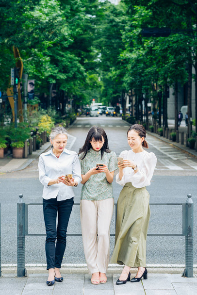 Asijské ženy různého věku pomocí chytrých telefonů - Fotografie, Obrázek