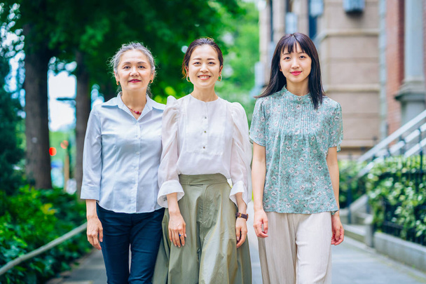 Три азиатки разных поколений - Фото, изображение