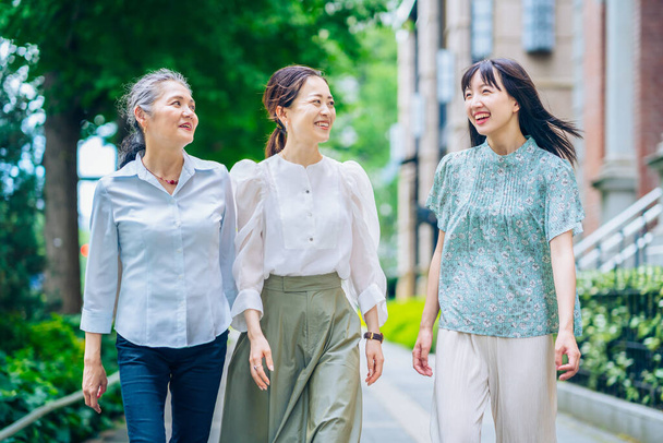 Asiático tres mujeres de diferentes generaciones - Foto, Imagen