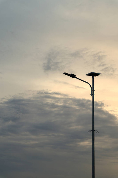 Luz de calle. alumbrado público estético en un pueblo - Foto, Imagen