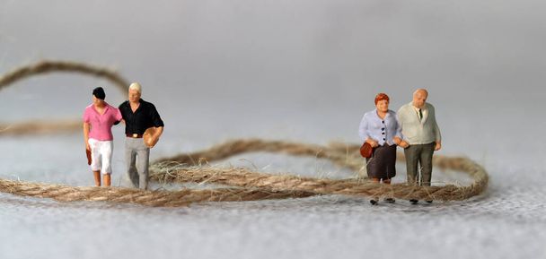 Rope and miniature people with business concept.  The concept of family feud. - Fotoğraf, Görsel