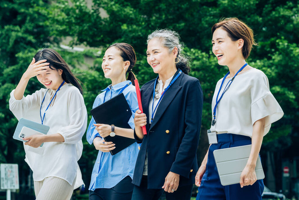 Mulheres de negócios de várias idades andando no distrito de negócios - Foto, Imagem