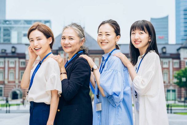 cztery kobiety biznesu ustawione w kolejce z uśmiechem na zewnątrz - Zdjęcie, obraz