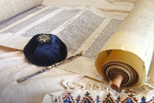 A héber kézzel írott Tórát lapozzunk. Elölnézet, elszigetelt fehér - Fotó, kép