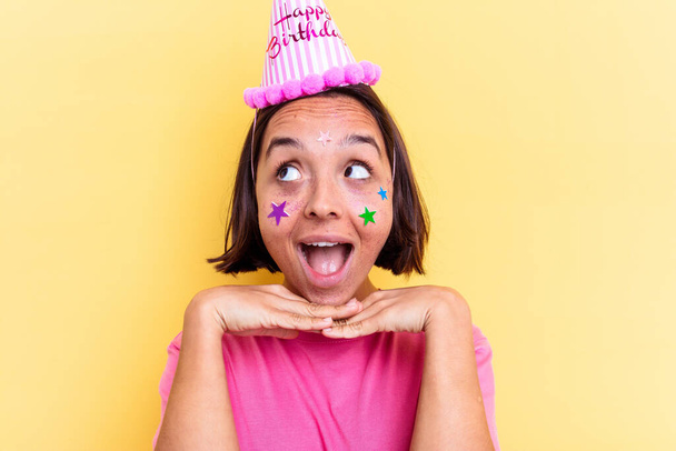 Fiatal vegyes fajú nő ünnepli születésnapját, arc közelkép. - Fotó, kép