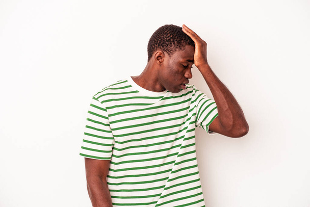 Giovane uomo afroamericano isolato su sfondo bianco dimenticando qualcosa, schiaffeggiando la fronte con palmo e chiudendo gli occhi. - Foto, immagini