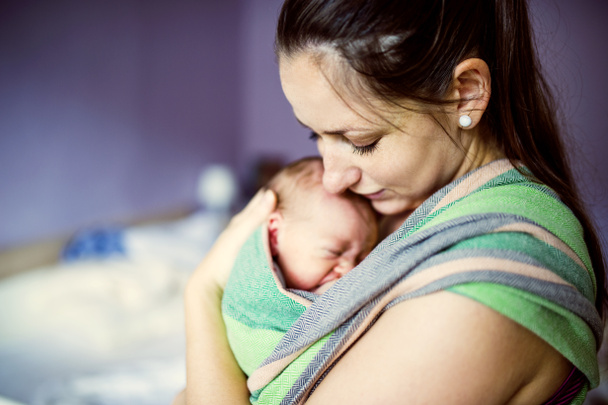 Newborn baby hold by mother - Fotografie, Obrázek