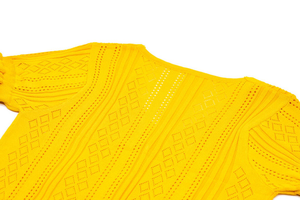 Задняя часть Желтый короткий рукав Футболка кардиган для женщин показать с белым фоном.  - Фото, изображение