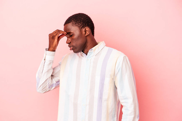 Νεαρός Αφροαμερικάνος, απομονωμένος σε ροζ φόντο, με πονοκέφαλο, αγγίζοντας το πρόσωπο.. - Φωτογραφία, εικόνα