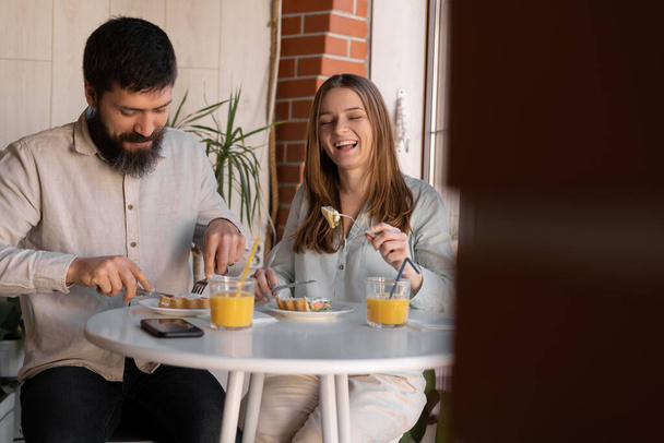 Щаслива молода пара насолоджується сніданком разом, копіювати простір
 - Фото, зображення