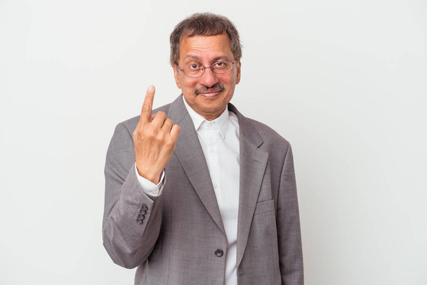 Индийский бизнесмен средних лет, изолированный на белом фоне, указывая пальцем на вас, как будто приглашение приближается. - Фото, изображение