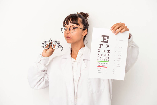 Mladá smíšená rasa optik žena dělá test izolované na bílém pozadí - Fotografie, Obrázek