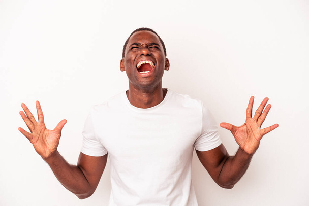 Young African American man isolated on white background screaming to the sky, looking up, frustrated. - Fotoğraf, Görsel