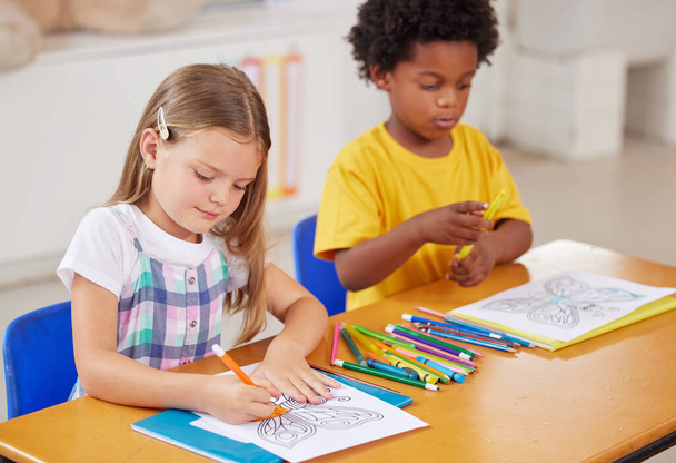 preschool students colouring in class. - Foto, afbeelding