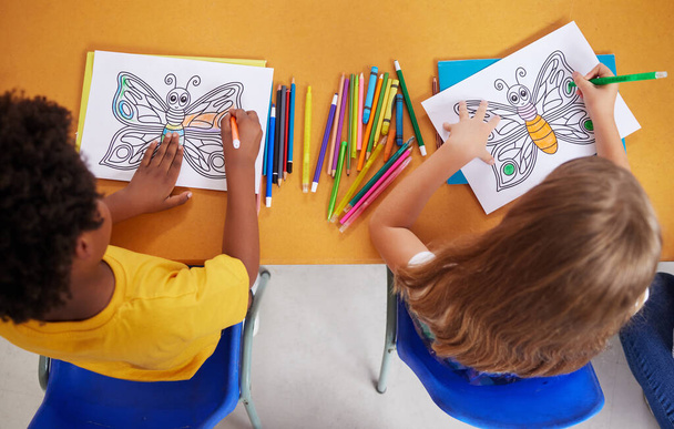 preschool students colouring in class. - Fotoğraf, Görsel