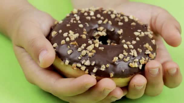 Donuts em um fundo verde. Imagens 4k de alta qualidade - Filmagem, Vídeo