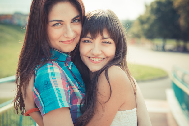 Giovani donne sorelle amiche
 - Foto, immagini