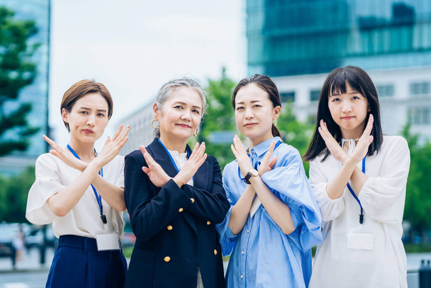 quattro donne d'affari che soffrono di problemi - Foto, immagini