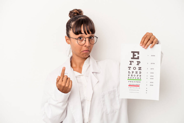 Jonge gemengde ras opticien vrouw doet een test geïsoleerd op witte achtergrond wijzend met de vinger naar je alsof uitnodigende komen dichterbij. - Foto, afbeelding