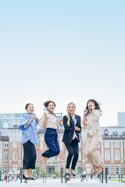 Mulheres de negócios de várias idades que saltam vigorosamente ao ar livre - Foto, Imagem