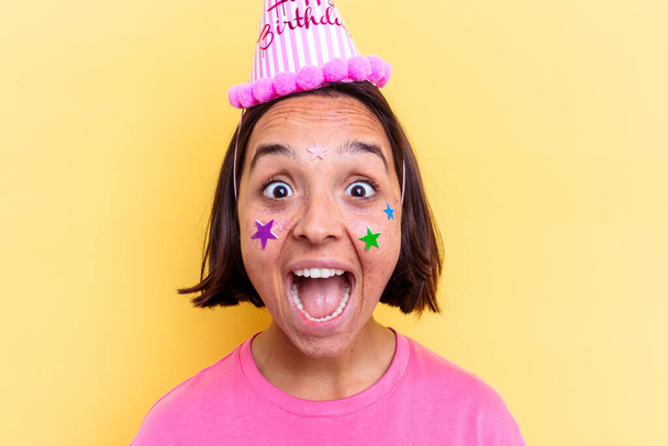 Fiatal vegyes fajú nő ünnepli születésnapját, arc közelkép. - Fotó, kép
