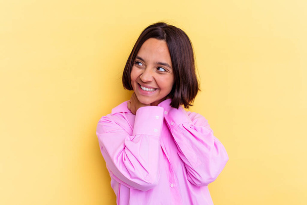 Young mixed race woman isolated on yellow background stretching arms, relaxed position. - Foto, Bild