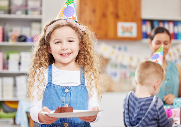 a preschool children celebrating a birthday in class. - Фото, зображення
