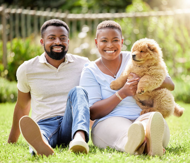 Portrait of a young couple relaxing with their pet dog outdoors. - Foto, immagini