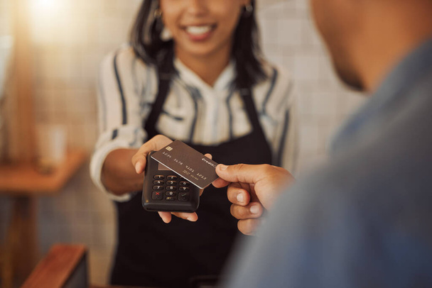 Kunden, die zur Bezahlung eine Kreditkarte verwenden. Barista hilft einem Kunden, der online bezahlt. Kunde, der mit Debitkarte per NFC-Gerät bezahlt. Ein Kunde bezahlt seine Rechnung im Coffeeshop. - Foto, Bild