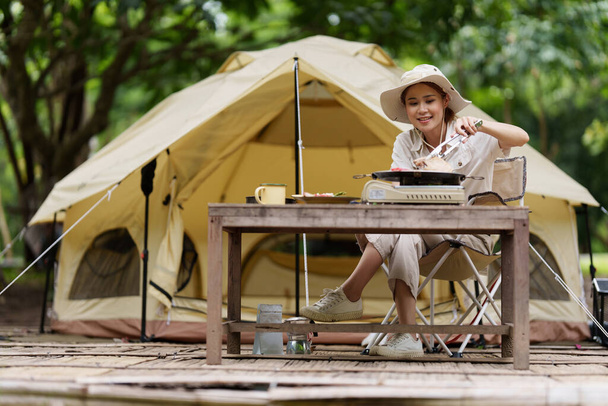 Mujer asiática de viaje y camping en Tailandia. Viajes actividad al aire libre estilo - Foto, Imagen